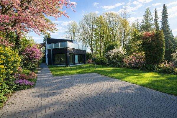 Blick auf das Haus (saisolanle Anpassung durch KI)