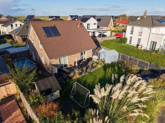 Hausansicht mit Garten