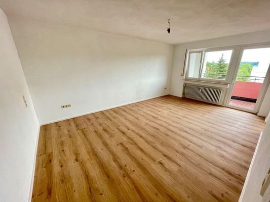 Wohnzimmer mit Zugang zum Balkon