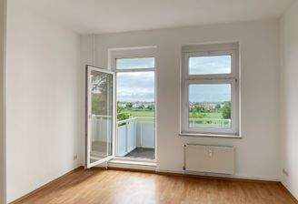 Wohnzimmer mit Balkon.JPG