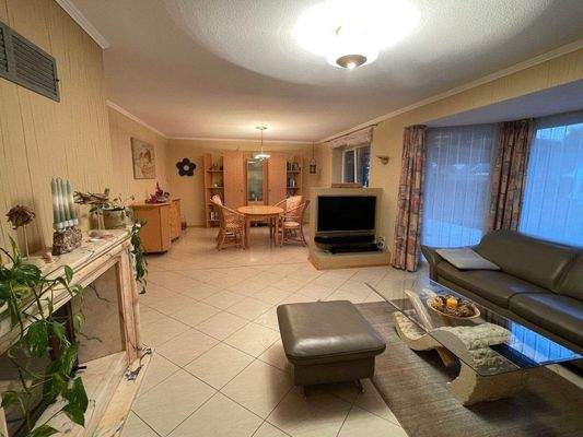 Wohnzimmer mit Essbereich