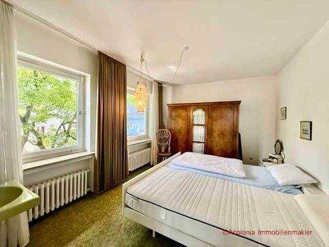 Schlafzimmer zur Straßenseite im 1. OG