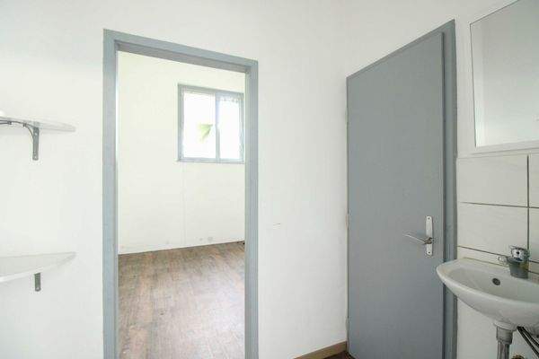 Vorraum mit Waschbecken und WC