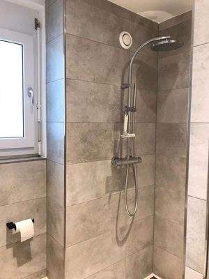 bodenbündige Dusche im Bad DG