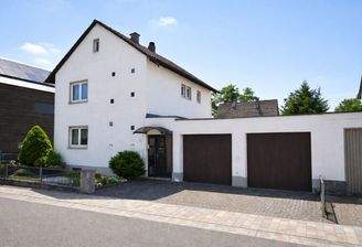 Außenansicht Haus & Doppelgarage