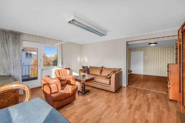 Wohnbereich mit Zugang zum Balkon