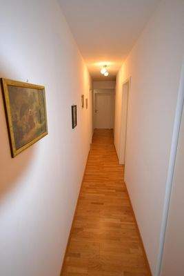 Langer Flur mit Holzboden