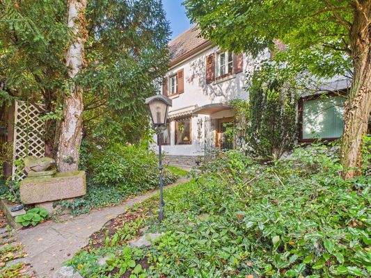 Hausansicht und Garten