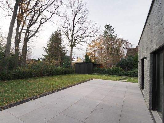 Blick von der Terrasse in den Garten