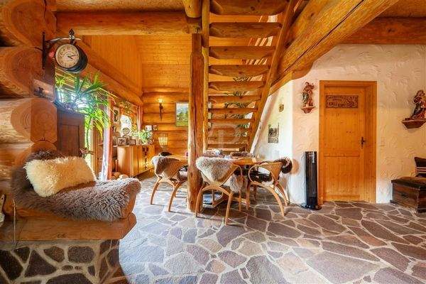 Blick von Küche in Essbereich