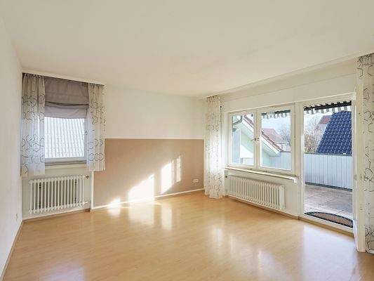 Heller, geräumiger Wohnbereich mit Loggia im Dachgeschoss