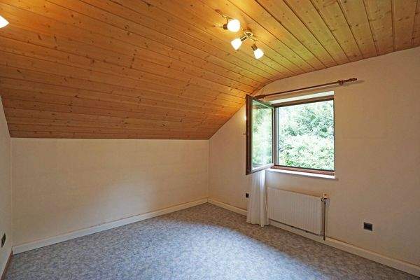 Nordostseitigeseitiges Zimmer im Dachgeschoß