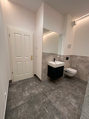 Waschbecken und Toilette