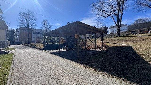 großes Carport