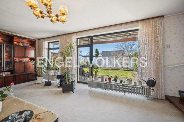 EV - Wohnzimmer mit Blick in den Garten