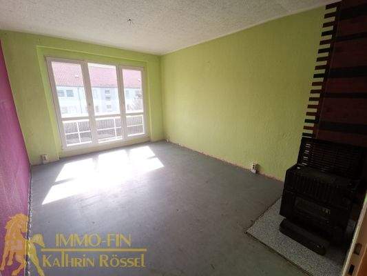 Blick in eine Wohnstube mit Balkon