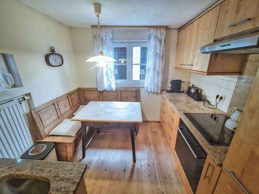 Einbauküche mit Sitzgarnitur