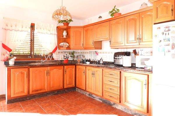 Viel Schrankraum und Arbeitsfläche in der Küche