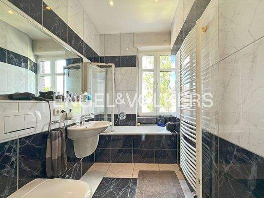 OG Tageslichtbad mit Wanne