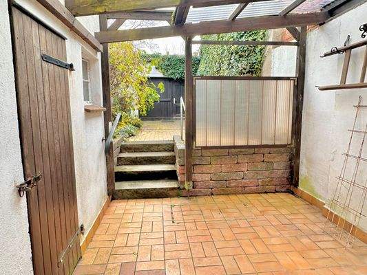 Überdachter Sitzbereich im Hinterhof