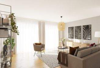 Das Wohnzimmer wird durch bodentiefe Fenster hell erleuchtet