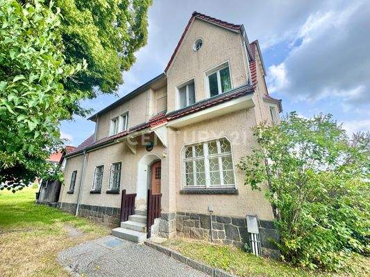 Außenansicht mit Garten