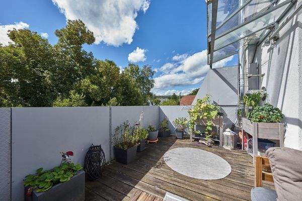 Der geräumige Balkon lädt zum Entspannen ein