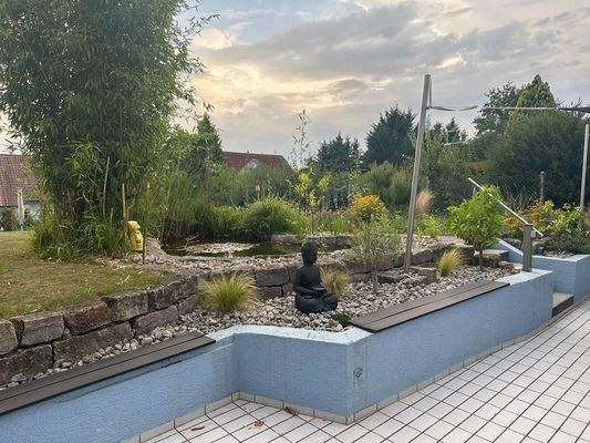 Ansicht von der Terrasse in den Garten/Teich