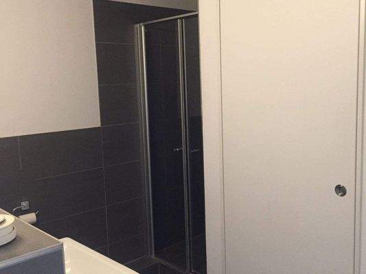 Das schöne Bad mit Abstellraumm für Waschmaschine