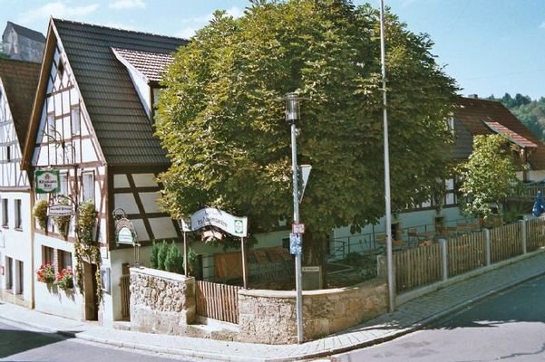 Foto Haupteingang mit Biergarten