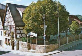 Foto Haupteingang mit Biergarten