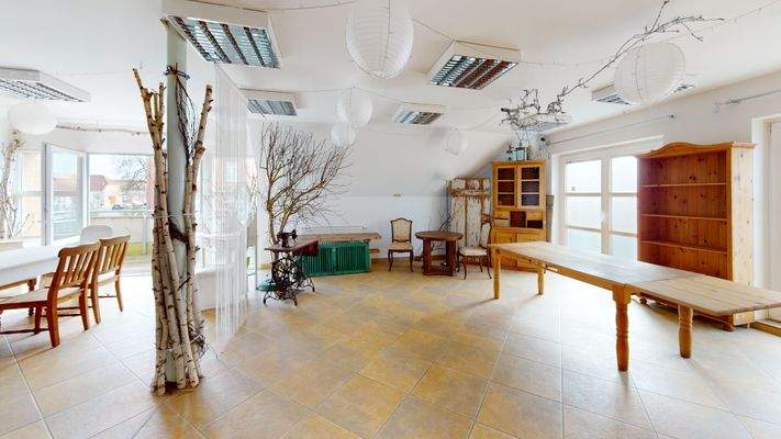 Raumkonzept mit bodentiefen Fenstern