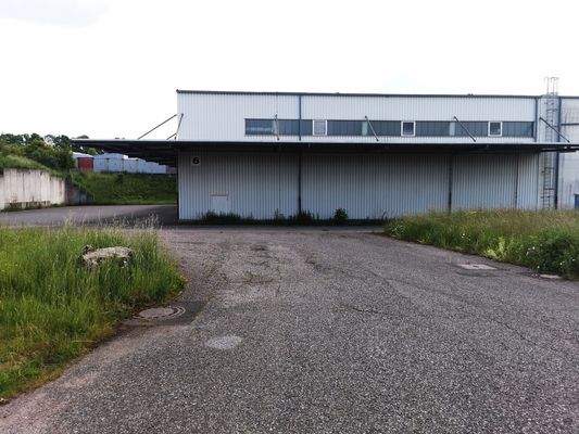 Zufahrt zur ersten Halle links