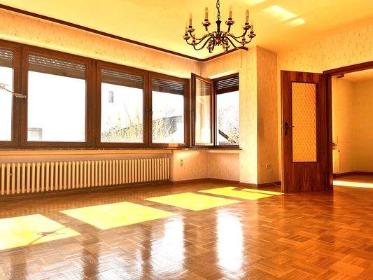 Großzügiges, lichtdurchflutetes Wohnzimmer