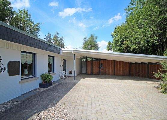 Hofansicht mit Doppelcarport