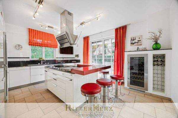 Küche mit Kochinsel 