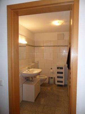 Bad mit Badewanne, Dusche und Waschmaschineanschluss