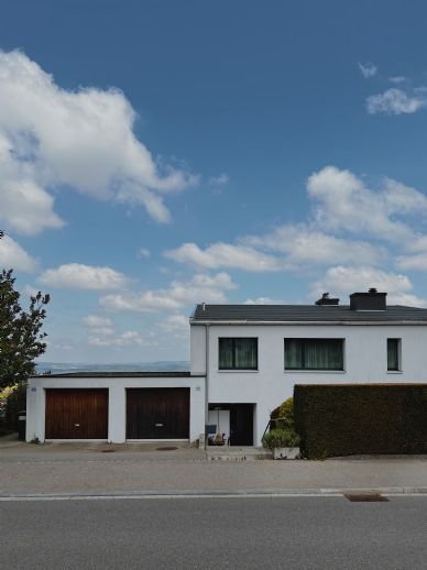 Doppelhaushälfte mit Garage, Carport und Garten in Neuhofen