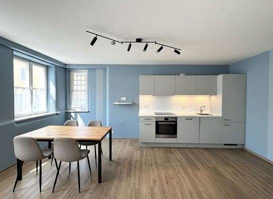 EG großzügige Wohnküche mit Einrichtungsbeispiel