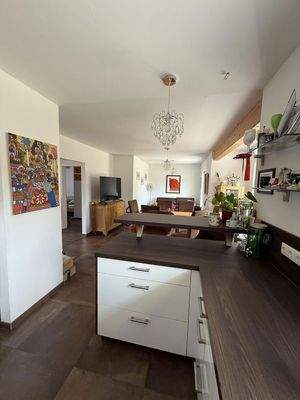 Blick Küche ins Wohnzimmer