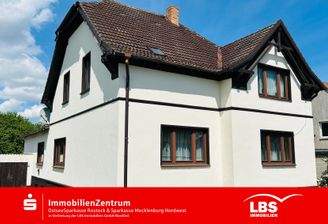 strassenseitige Gebäudeansicht