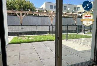 Terrasse und kleiner Vorgarten