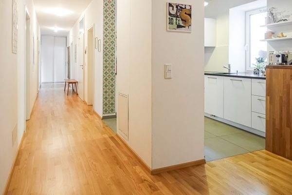 Moderne offene Küche mit direktem Übergang zum Flur – einladend und funktional zugleich