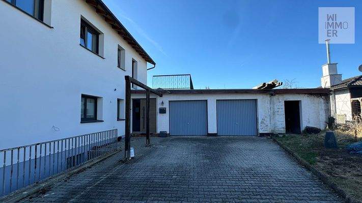 Zufahrt zum Haus mit Doppelgarage