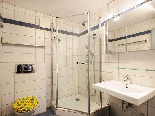 UG: Modernes Badezimmer