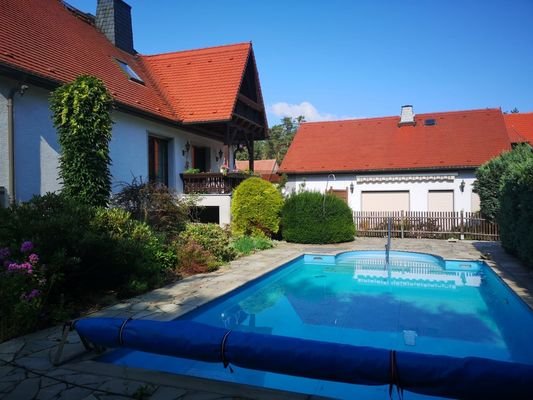 Hausansicht mit Pool