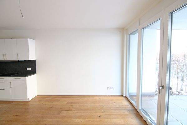 Wohnzimmer mit offener Küche