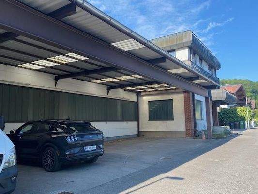 überdachter Parkplatz