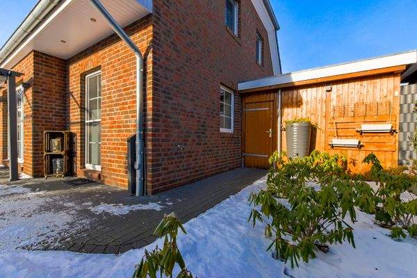 Carport-Schuppen mit Zugang zum Garten