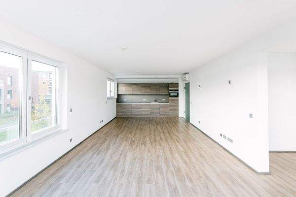 Wohnzimmer mit integrierter Einbauküche